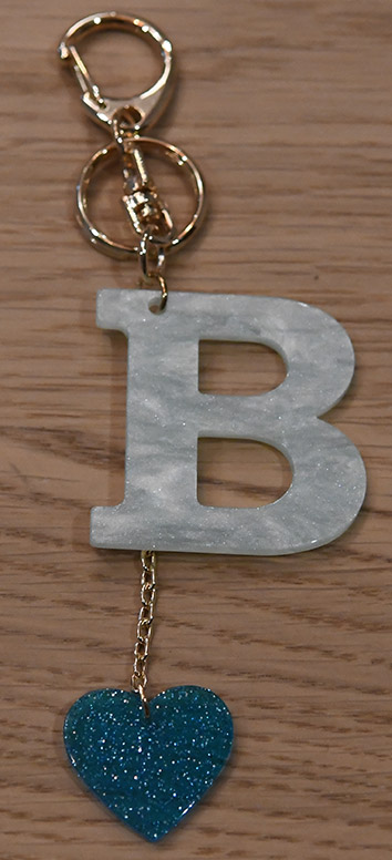 พวงกุญแจอะคริลิกใหญ่ตัวอักษร B