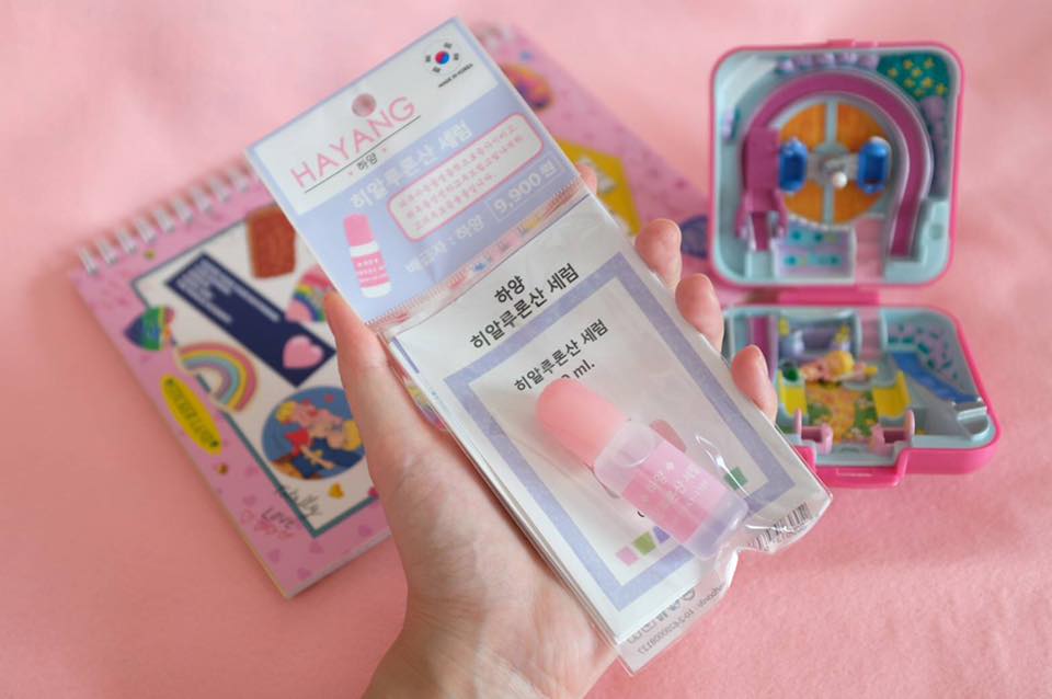 สวย x3 กับ Hyaluron 3 ชนิดใน Hayang เพียงขวดเดียว
Hyaluronทำหน้าที่เคลือบและปกป้องผิวชั้นบนสุดจากการสูญเสียน้ำ รักษาสมดุลของน้ำในผิว คงความชุ่มชื้น พร้อมบำรุงและปกป้องผิวจากมลภาวะในชีวิตประจำวัน
Super Hyaluron ช่วยปรับผิวให้เนียนเรียบ เติมเต็มและคงความชุ่มชื้นให้ผิวได้อย่างล้ำลึก และยาวนานกว่า 
HyaluronNano Hyaluron มีขนาดโมเลกุลเล็กกว่า Hyaluron 100 เท่า ทำให้สามารถซึมลึกเข้าได้ถึงผิวชั้นหนังแท้ แก้ปัญหาริ้วรอยได้อย่างล้ำลึก เทียบเท่ากับการฉีดฟิลเลอร์