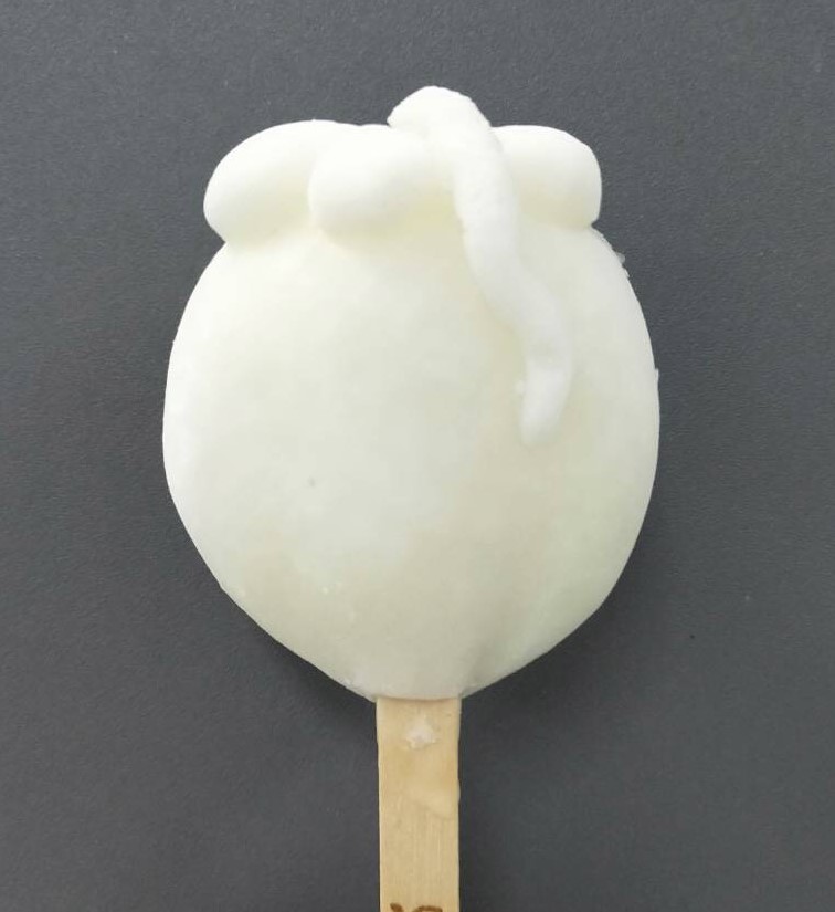 ไอศกรีมโบราณรสมะพร้าวน้ำหอม ผลิตจกวัตถุดิบหลักไทยแท้ มุ่งเน้นเอกลักษณ์ความเป็นไทยด้วยการนำผลผลิตไทยๆอย่างมะพร้าวน้ำหอมมาทำไอศกรีม และขึ้นรูปแท่งไอศกรีมเป็นผลมะพร้าวน้ำหอม