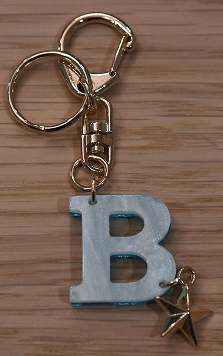 พวงกุญแจอะคริลิกเล็กตัวอักษร B