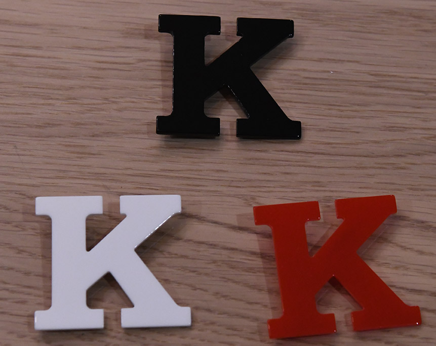 เข็มกลัดอะคริลิกตัวอักษร K