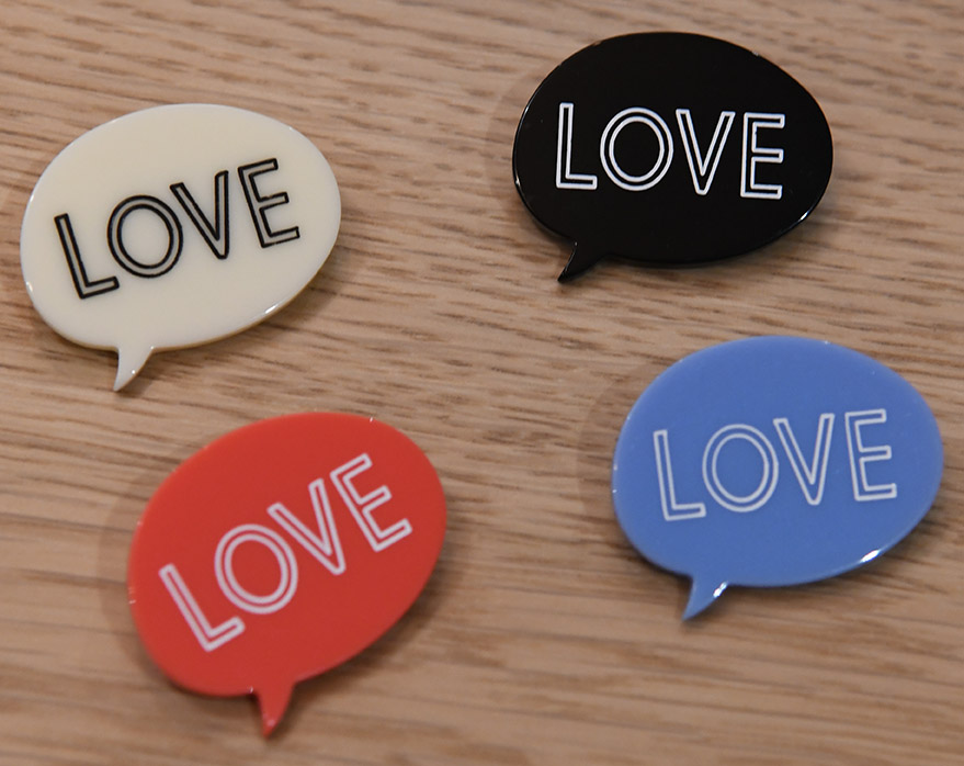 เข็มกลัดอะคริลิก Love