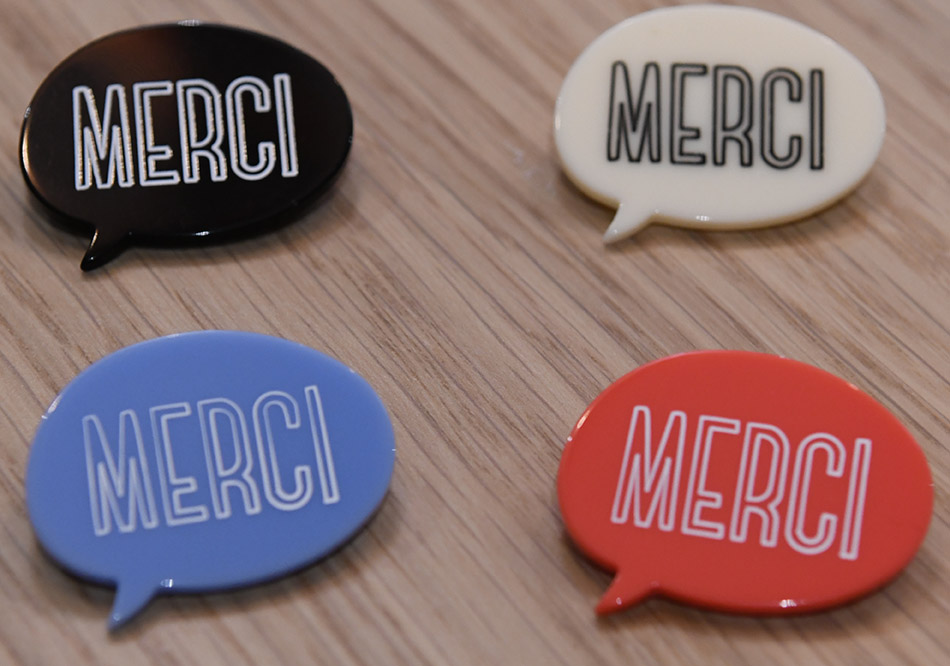 เข็มกลัดอะคริลิก Merci