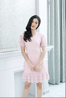 เดรสลูกไม้แขนสั้นแต่งชายระบายลายดอกไม้ สีชมพู