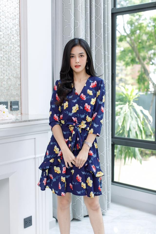 เดรสผ้าไหมหางกระรอกลายดอกไม้ แต่งระบายหน้าสีกรมท่า