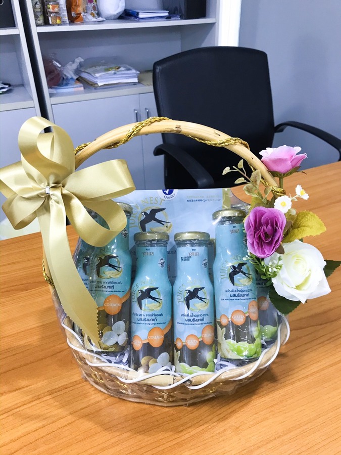 กระเช้าเครื่องดื่มรังนกแท้ ตรา จูซเนส มีสองรสชาติ องุ่น 4 ขวด 150 ml. ลำไย 4 ขวด 150 ml.  ทั้งหมด 8 ขวด