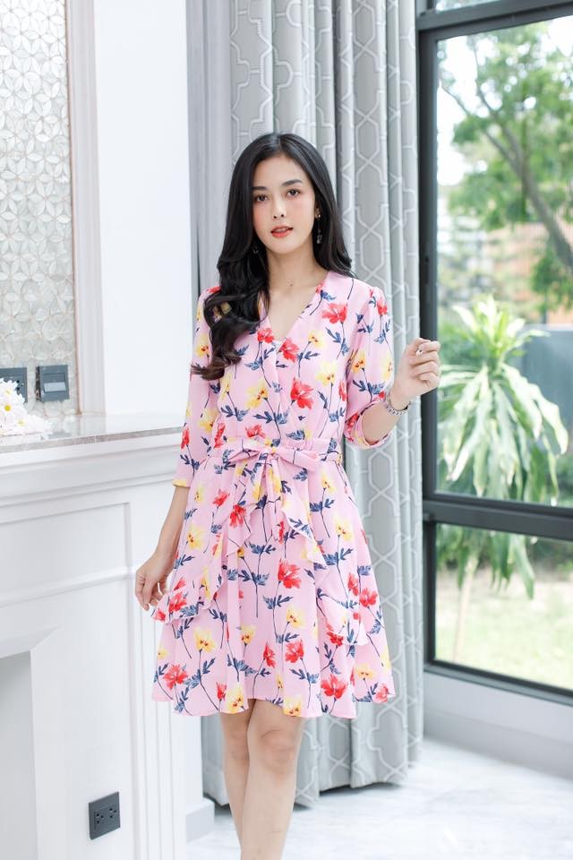 เดรสผ้าไหมหางกระรอกลายดอกไม้ แต่งระบายหน้าสีชมพู