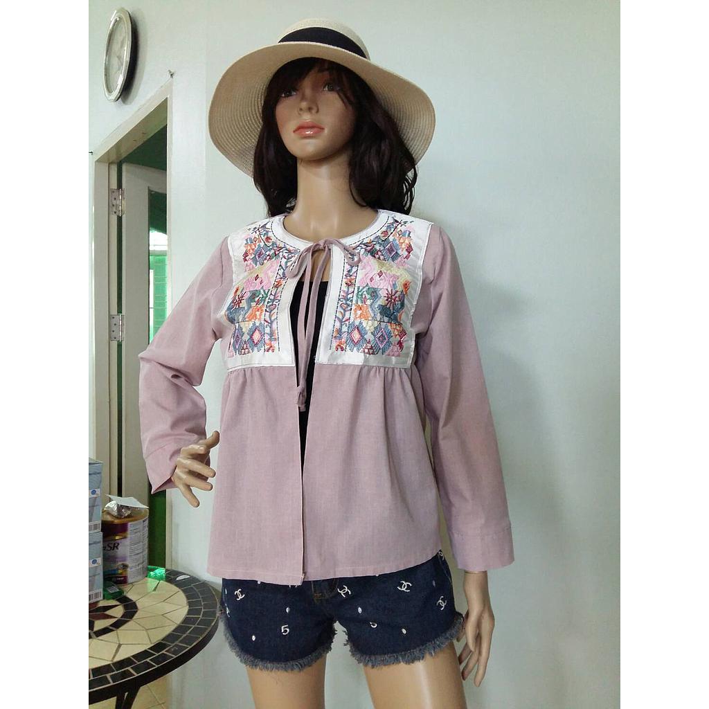 เสื้อคลุมแฟชั่นแต่งลายปักที่อกสีกะปิ